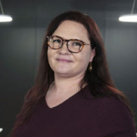 Kasvokuva asiakkuuspäällikkö Essi Sarrivaarasta.