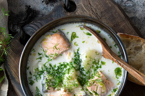 Maustepalvelun liemipohjaratkaisu lohikeittoon ilman tarpeettomia aromivahventeita.