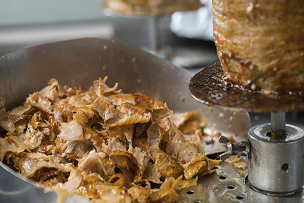 Maustepalvelun itämainen mausteseosratkaisu kebabvartaisiin.