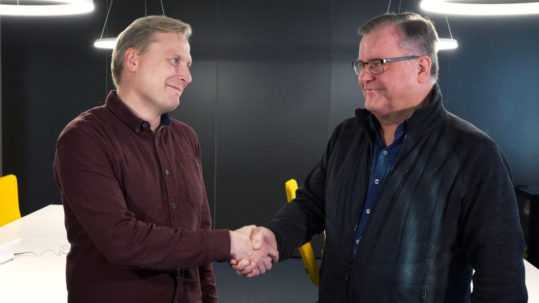 Maustepalvelun Teemu ja Esa kättelevät.