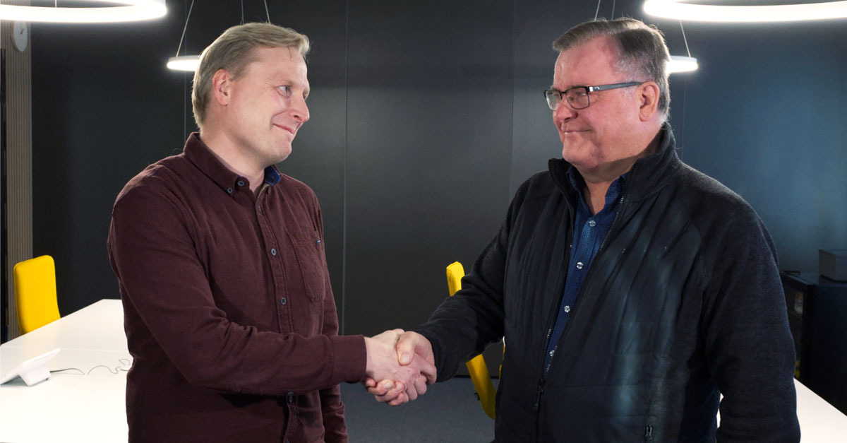 Maustepalvelun Teemu ja Esa kättelevät.