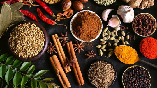 Pöydällä erilaisia mausteita.