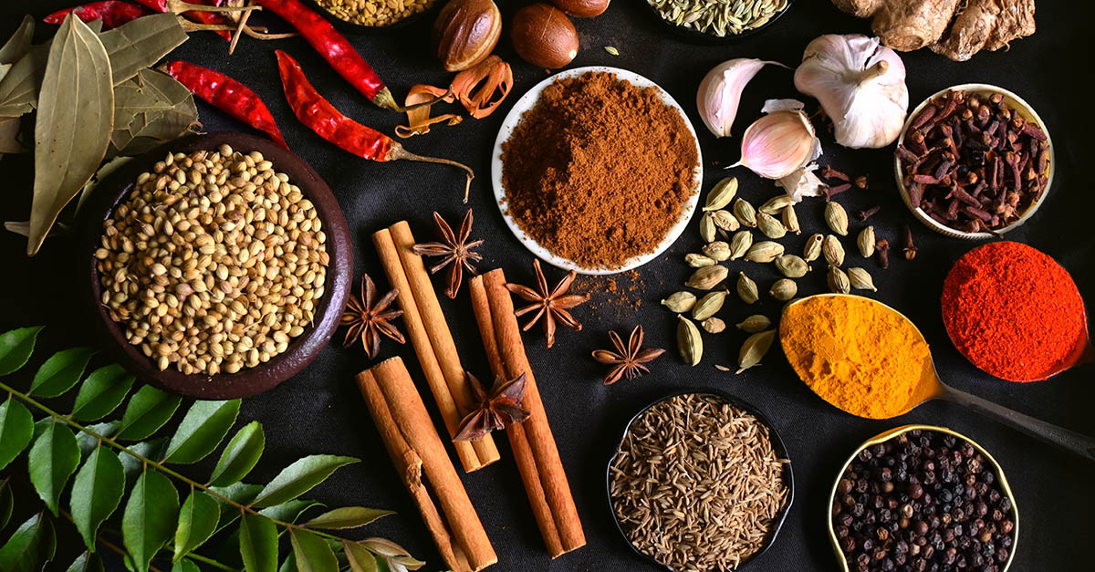 Pöydällä erilaisia mausteita.