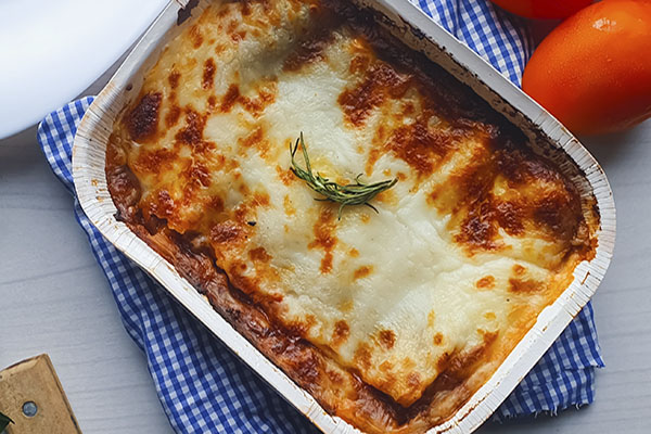 Vähäsuolaisempi valmislasagne foliovuoassa.